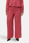 Pantalon rose de VERO MODA avec motif floral en ton sur ton, coupe ample.