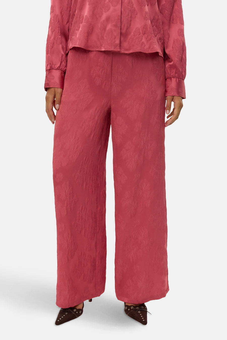 Pantalon rose de VERO MODA avec motif floral en ton sur ton, coupe ample.