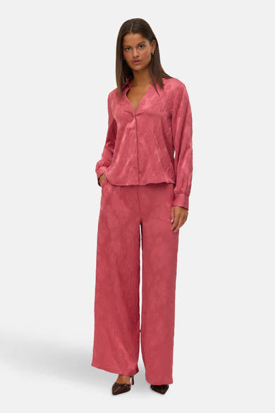 Pantalon rose de VERO MODA, avec motif floral ton sur ton et coupe ample.