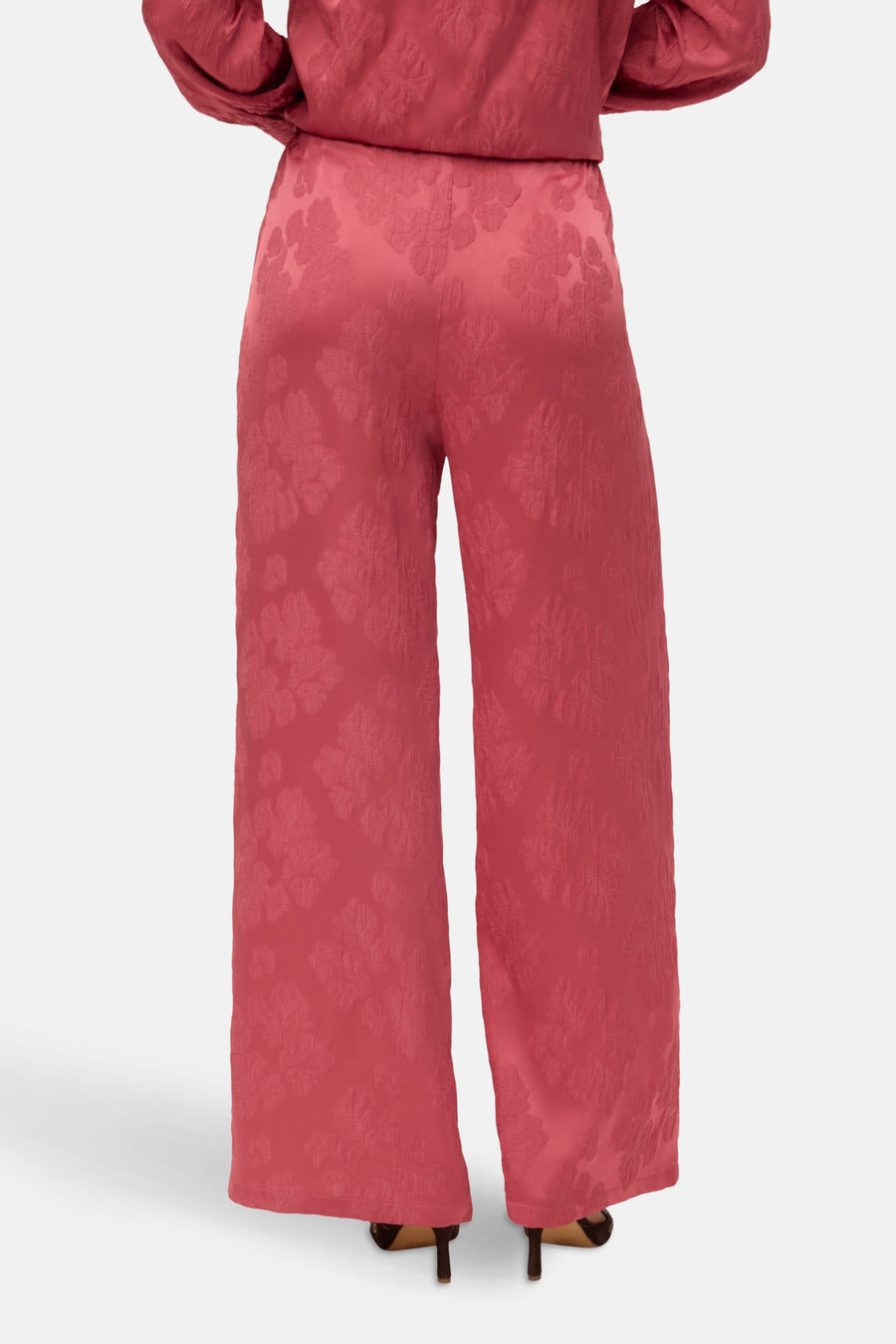 Pantalon rose de VERO MODA®, avec un motif floral texturé, style palazzo, vue de dos.
