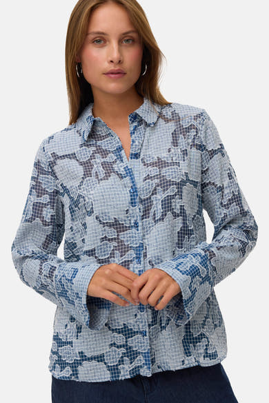 Chemise à manches longues bleue en transparence par VERO MODA® avec motif floral et carreaux.