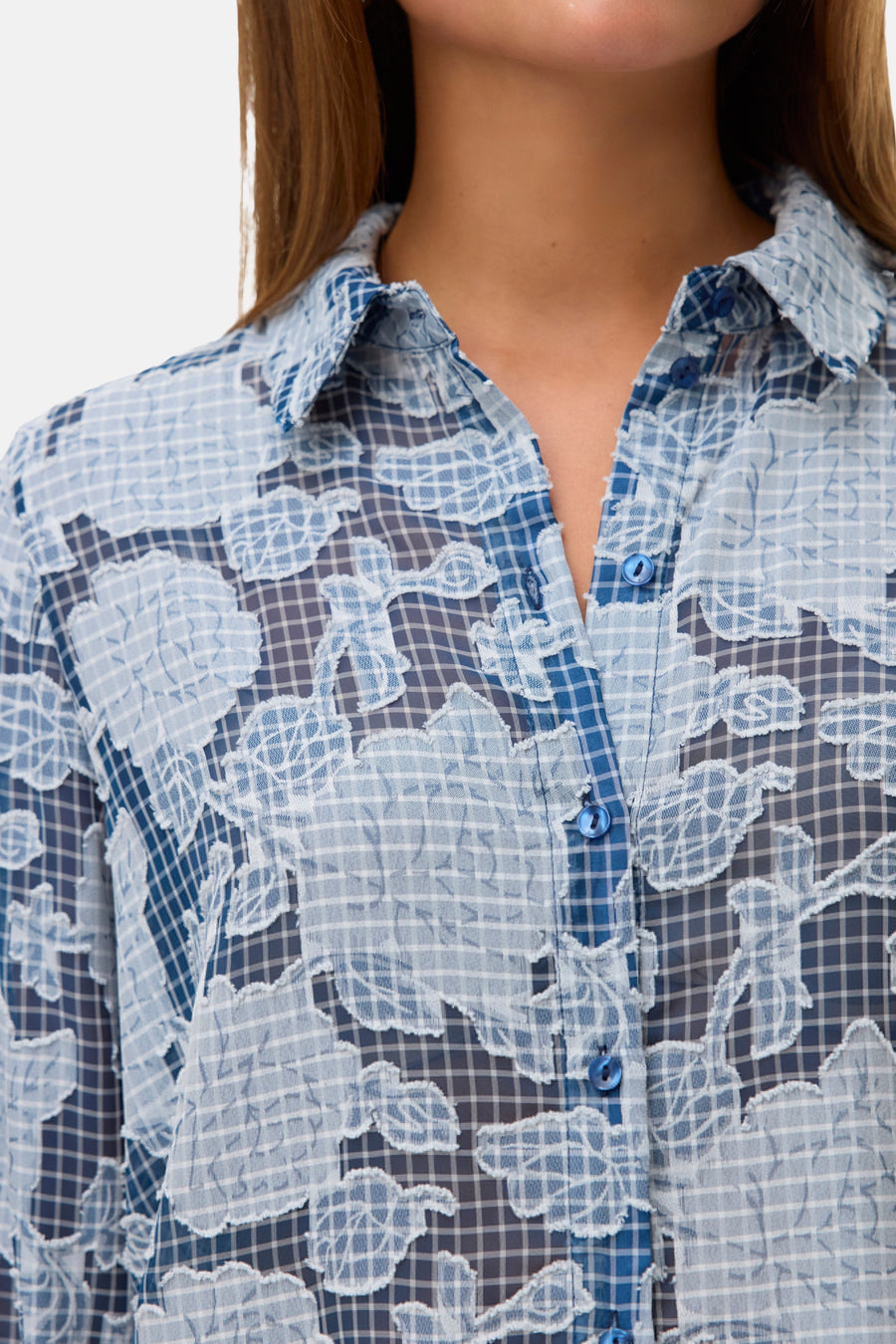Chemise bleue à manches longues de VERO MODA ornée d'un motif floral à carreaux et de boutons bleus.