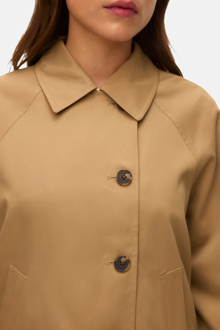 Veste courte beige de VERO MODA, avec col classique, fermeture boutonnée et poches plaquées.