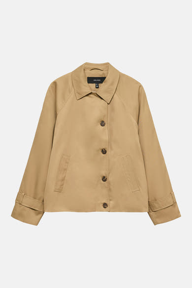 Veste courte beige de VERO MODA, avec des boutons marron et des poches plaquées.
