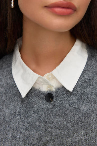 Débardeur gris chiné de VERO MODA®, porté avec une chemise blanche à col boutonné.
