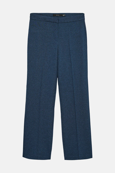 Pantalon de costume bleu par VERO MODA, avec une coupe droite et des plis marqués.
