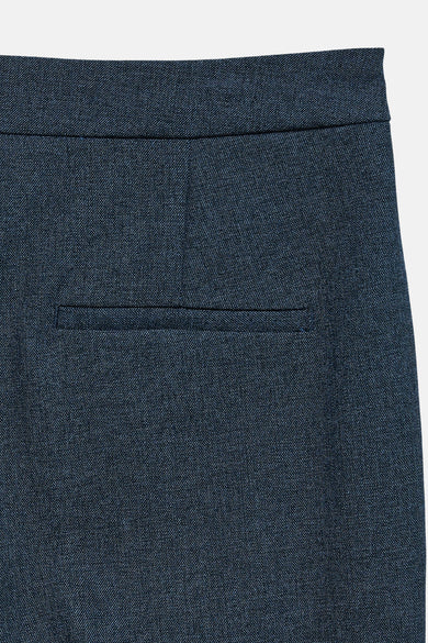 Pantalon de costume bleu de VERO MODA® avec une poche passepoilée discrète et une texture fine.