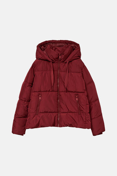 Korte bordeauxrode jas van VERO MODA, met capuchon en ritssluiting aan de voorkant.
