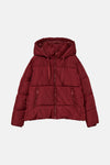 Korte bordeauxrode jas van VERO MODA, met capuchon en ritssluiting aan de voorkant.