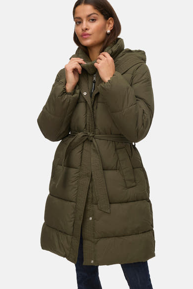 Veste longue verte de Vero Moda, avec une ceinture nouée à la taille et des boutons de fermeture.