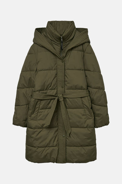 Veste longue vert olive de VERO MODA, avec capuche, ceinture nouée et fermeture à boutons-pression.