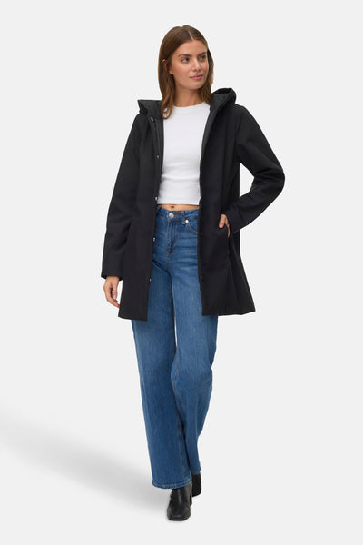 Kort zwart jasje van VERO MODA, gedragen met een wit T-shirt, blauwe jeans en zwarte enkellaarsjes.