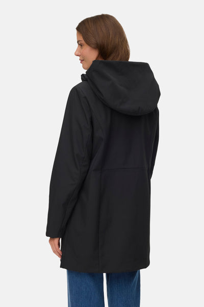 Kort zwart jasje van VERO MODA®, met capuchon, van achteren gezien, gedragen met een blauwe broek.