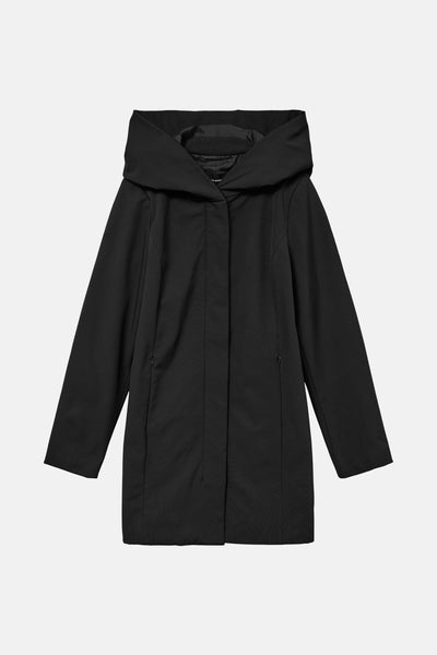 Veste courte noire de Vero Moda, avec capuche ample et poches latérales zippées.