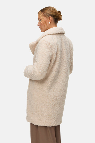 Longue veste beige en imitation peau de mouton de VERO MODA, avec un col et une doublure douce.
