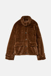 Veste courte marron en fausse fourrure de VERO MODA, avec boutons et poches plaquées.