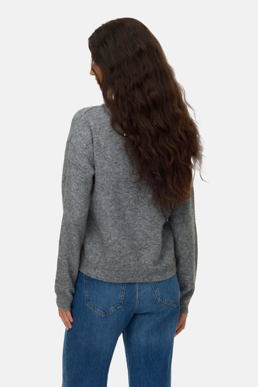 Grijze rondehals trui van VERO MODA, gedragen met een blauwe jeans, achtergezicht.