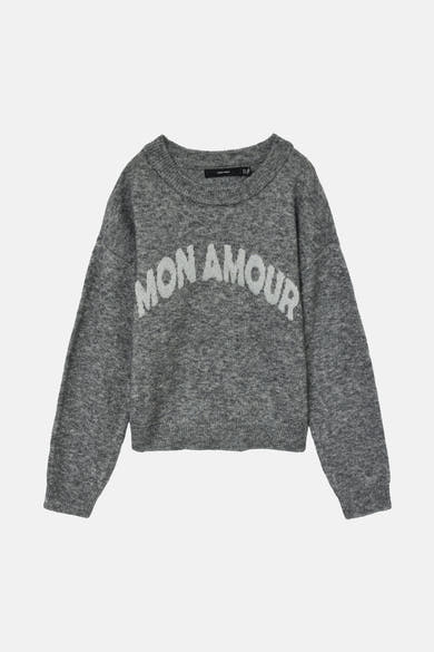 Grijze trui met ronde hals van VERO MODA, versierd met een witte "Mon Amour" opdruk.