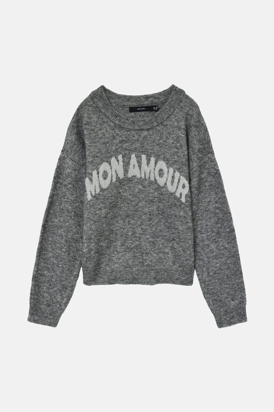 Grijze trui met ronde hals van VERO MODA, versierd met een witte "Mon Amour" opdruk.