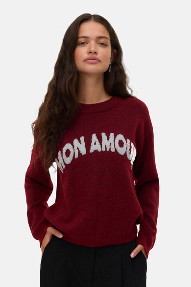 Rode rondehals-trui van VERO MODA® met witte "Mon Amour" gebreide tekst.
