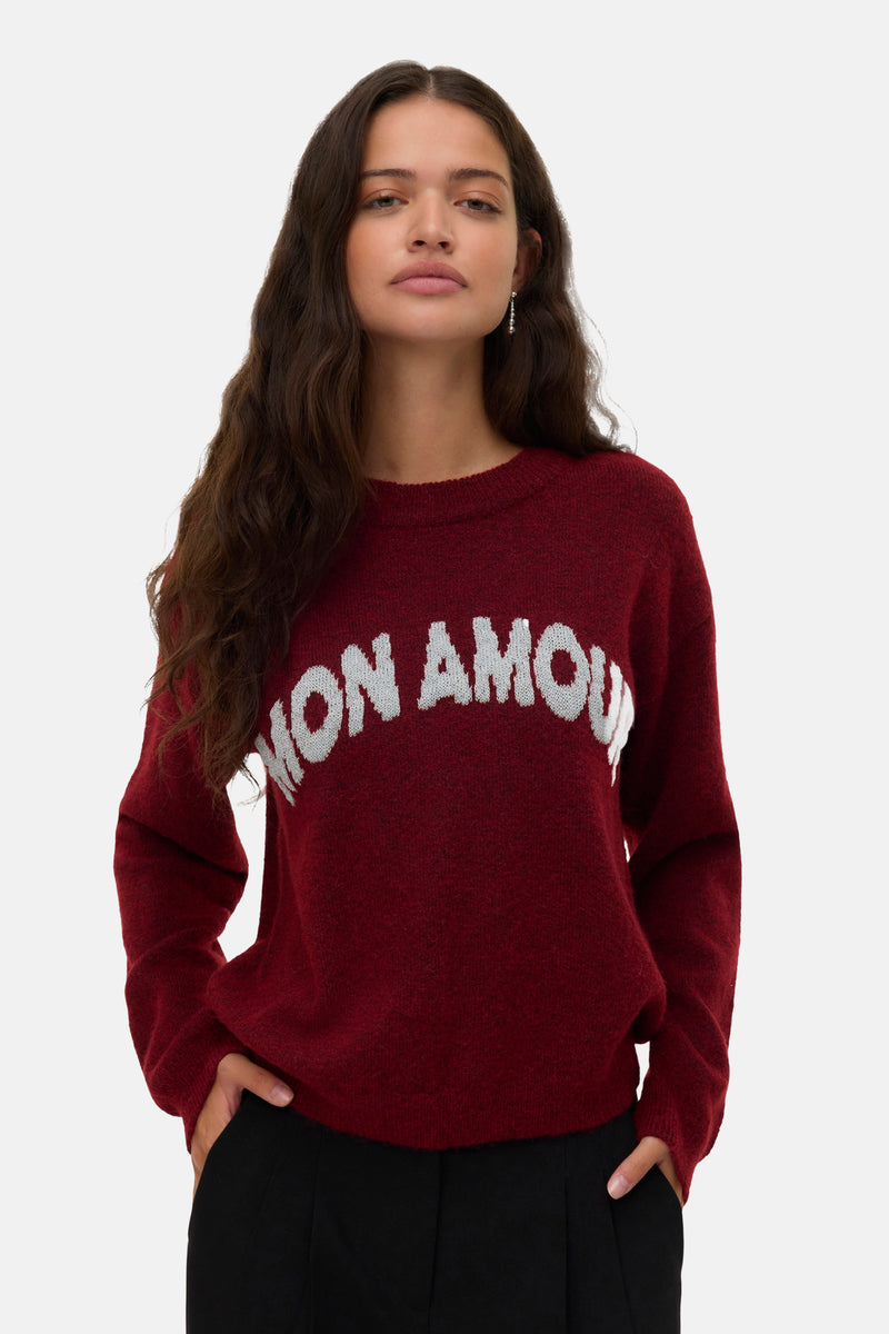 Rode rondehals-trui van VERO MODA® met witte "Mon Amour" gebreide tekst.