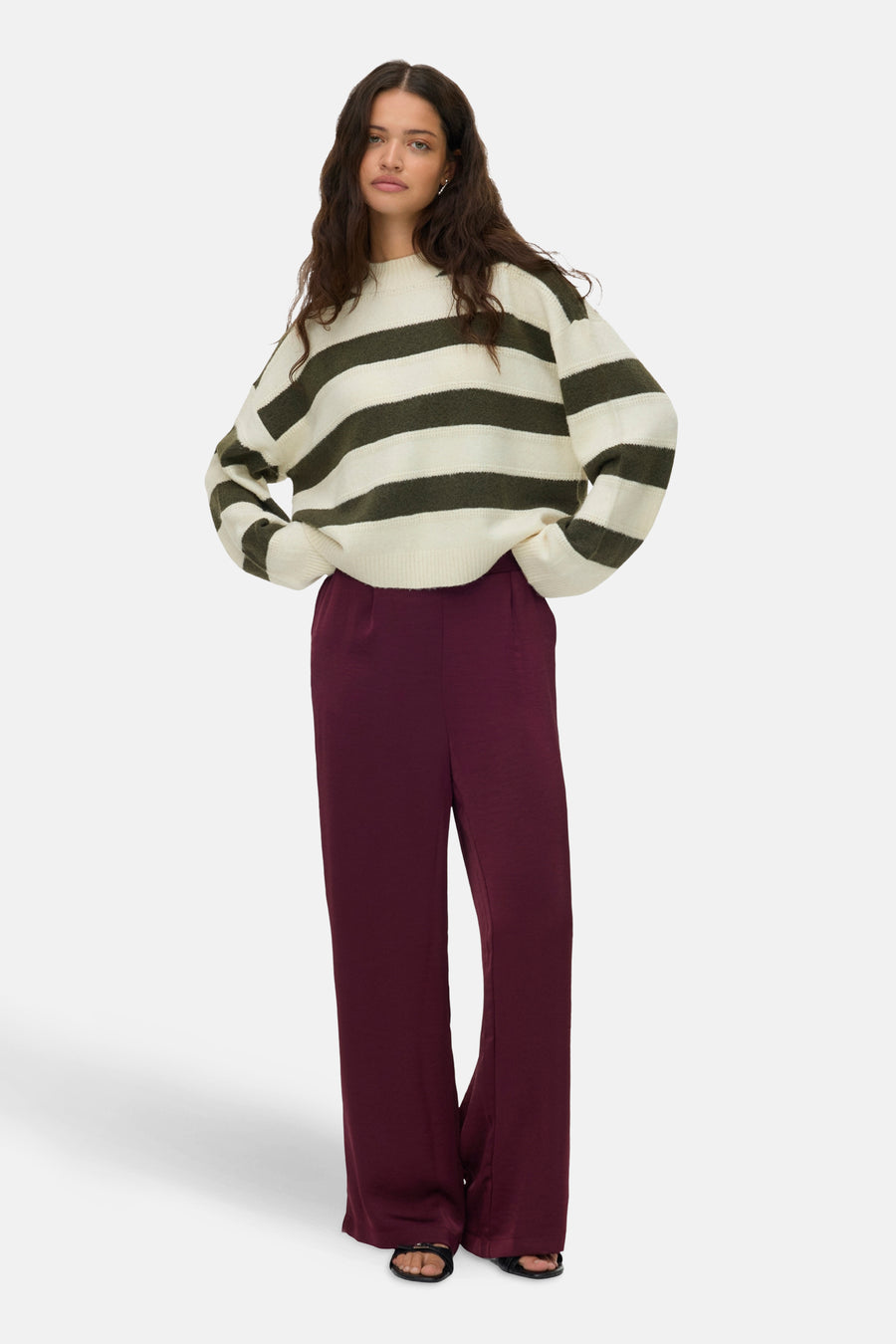 Trui met ronde hals en strepen van Vero Moda, met beige en olijfgroene strepen.