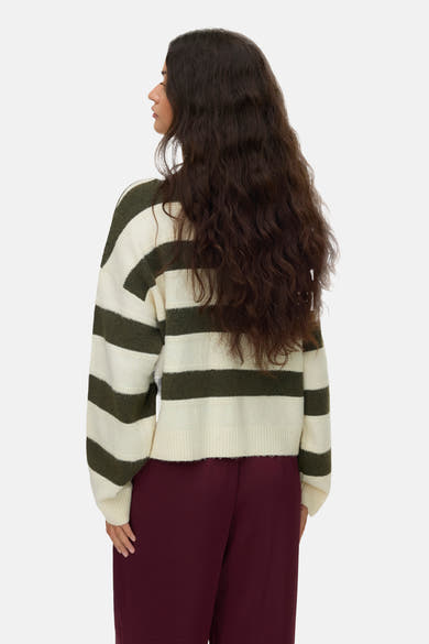 Multikleuren rondehals trui van VERO MODA®, horizontale strepen, relaxte pasvorm, gedragen met een bordeauxrode broek.