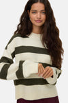 Multikleuren rondehals trui van VERO MODA, met groene en witte strepen, gedragen met een bordeauxrode broek.