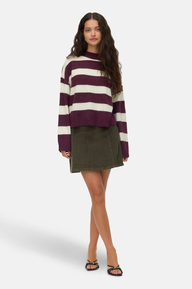 Rood-wit gestreepte trui met ronde hals van Vero Moda, gedragen met een olijfgroene corduroy rok.