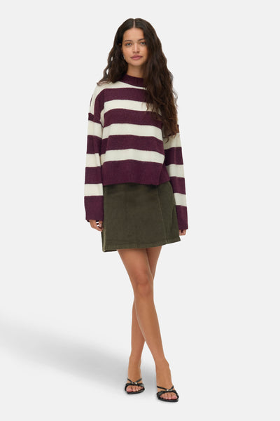 Rood-wit gestreepte trui met ronde hals van Vero Moda, gedragen met een olijfgroene corduroy rok.