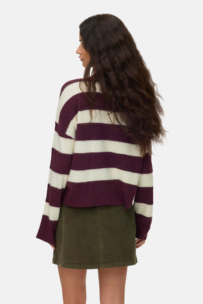 Rode rondehals trui van VERO MODA® met horizontale strepen, gedragen met een groene rok.