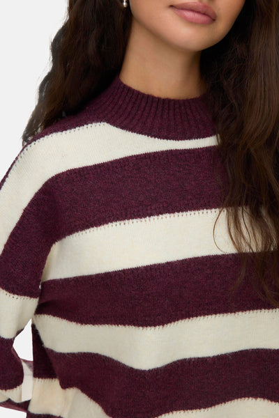Pull à col rond rouge par VERO MODA® avec motif à rayures horizontales bordeaux et beige.