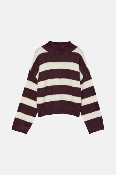 Pull à col rond rouge de VERO MODA, avec des rayures horizontales blanches, en maille côtelée au col.