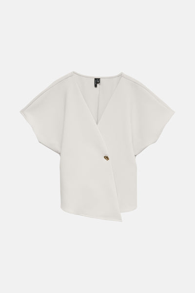 Ecru blouse met korte mouwen van VERO MODA, met overslagsluiting en decoratieve gouden knoop.