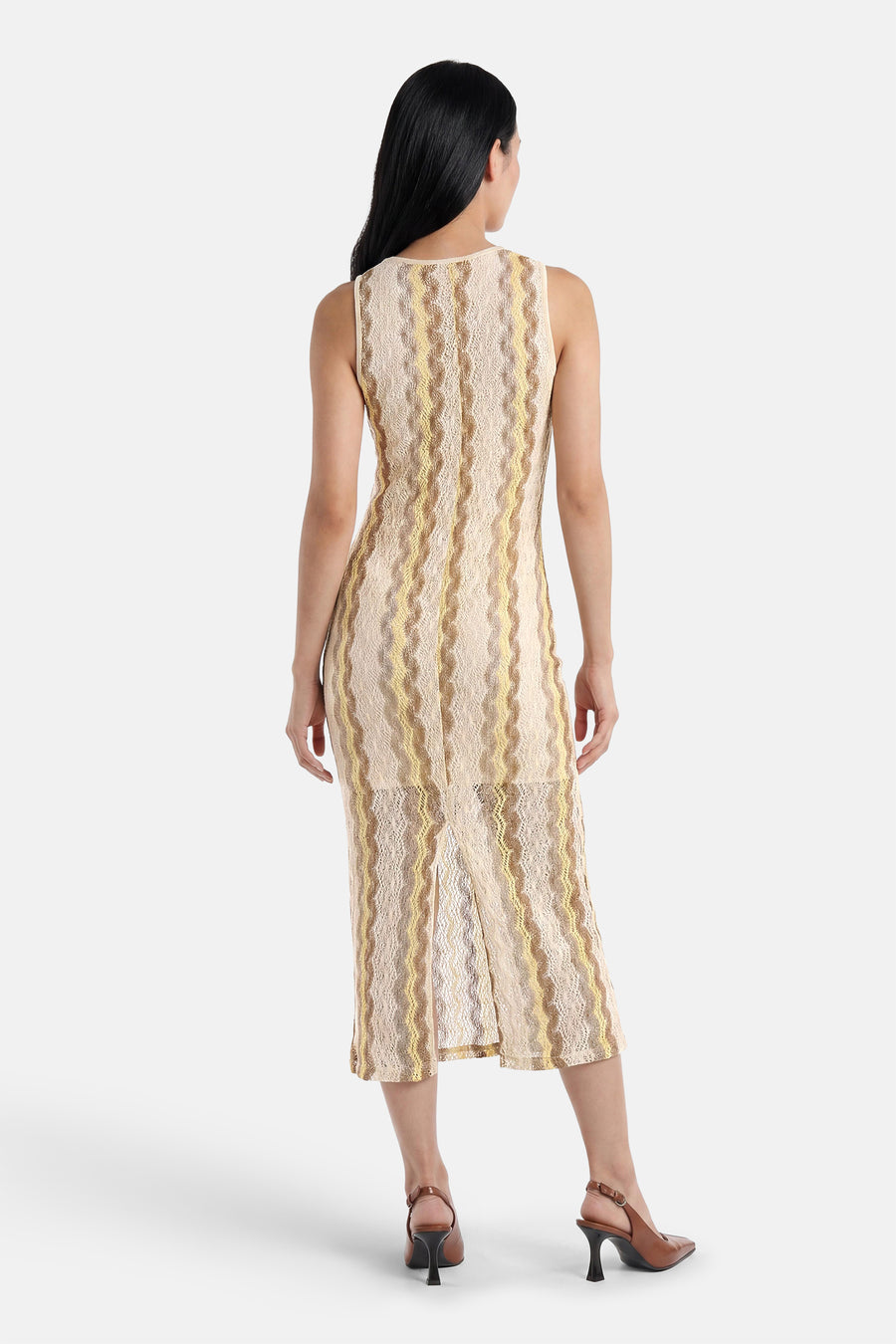 Robe multicolore de VERO MODA® en maille à rayures ondulées beiges, jaunes et marron, vue de dos.