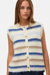 Multikleurige cardigan van VERO MODA® met horizontaal strepenpatroon, gedragen met een donkerblauwe broek.