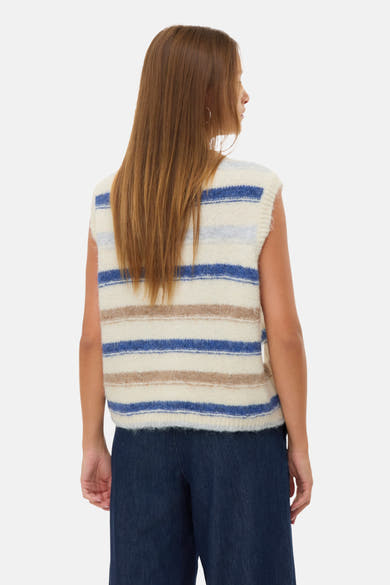 Cardigan multicolore de VERO MODA® avec motif à rayures horizontales, porté avec un pantalon bleu foncé.
