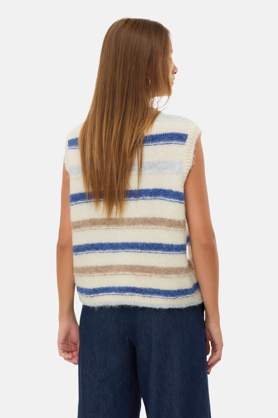 Cardigan multicolore de VERO MODA® avec motif à rayures horizontales, porté avec un pantalon bleu foncé.
