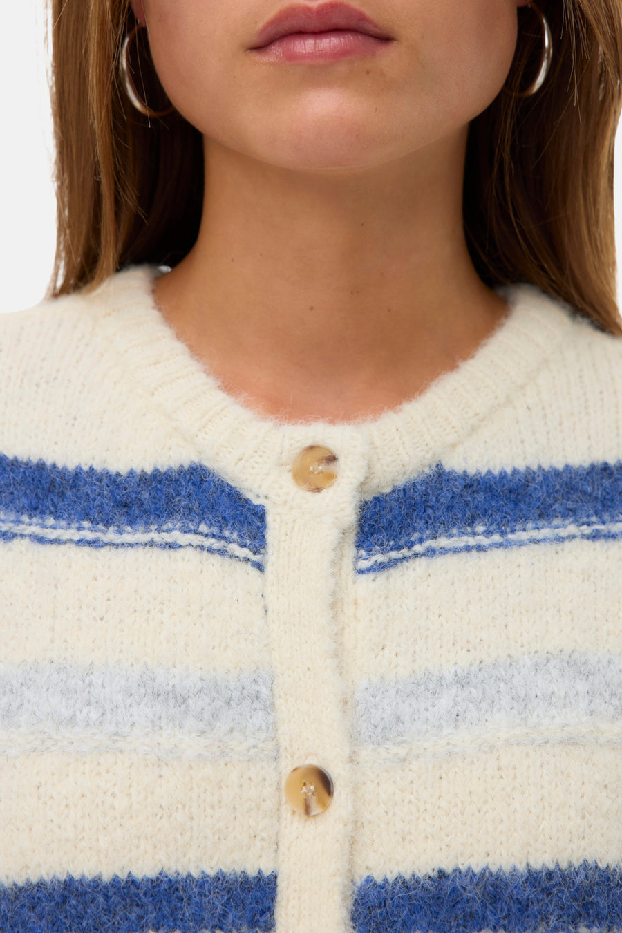 Multikleurige cardigan van VERO MODA met horizontale strepen, ronde knopen en een ronde hals.