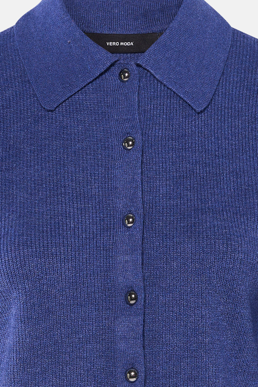 Cardigan bleu en maille côtelée de Vero Moda avec une fermeture boutonnée et un col classique.