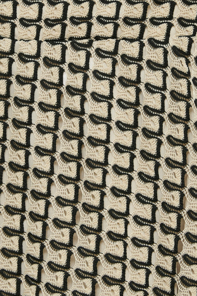 Jupe 3/4 multicolore de VERO MODA® en crochet ajouré beige et noir avec motif géométrique.