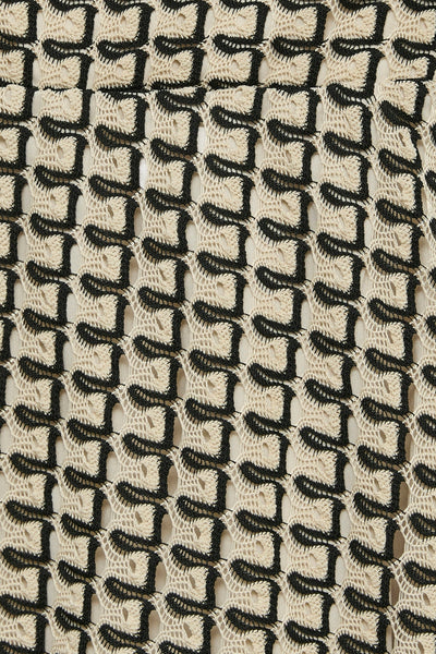 Jupe 3/4 multicolore de VERO MODA® en crochet ajouré beige et noir avec motif géométrique.