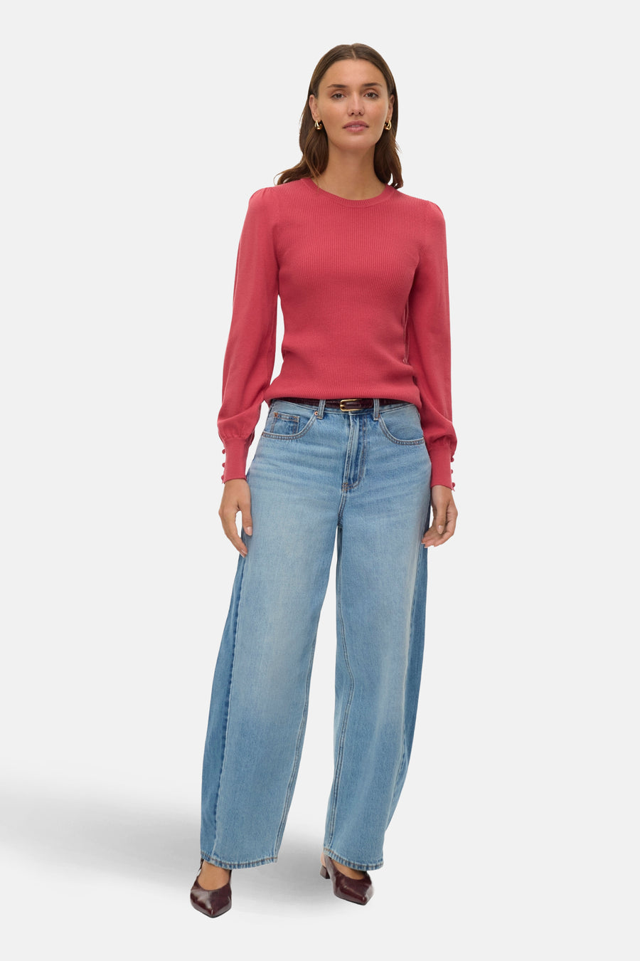 Pull à col rond rose de VERO MODA, porté avec un jean taille haute ample et des chaussures marron.