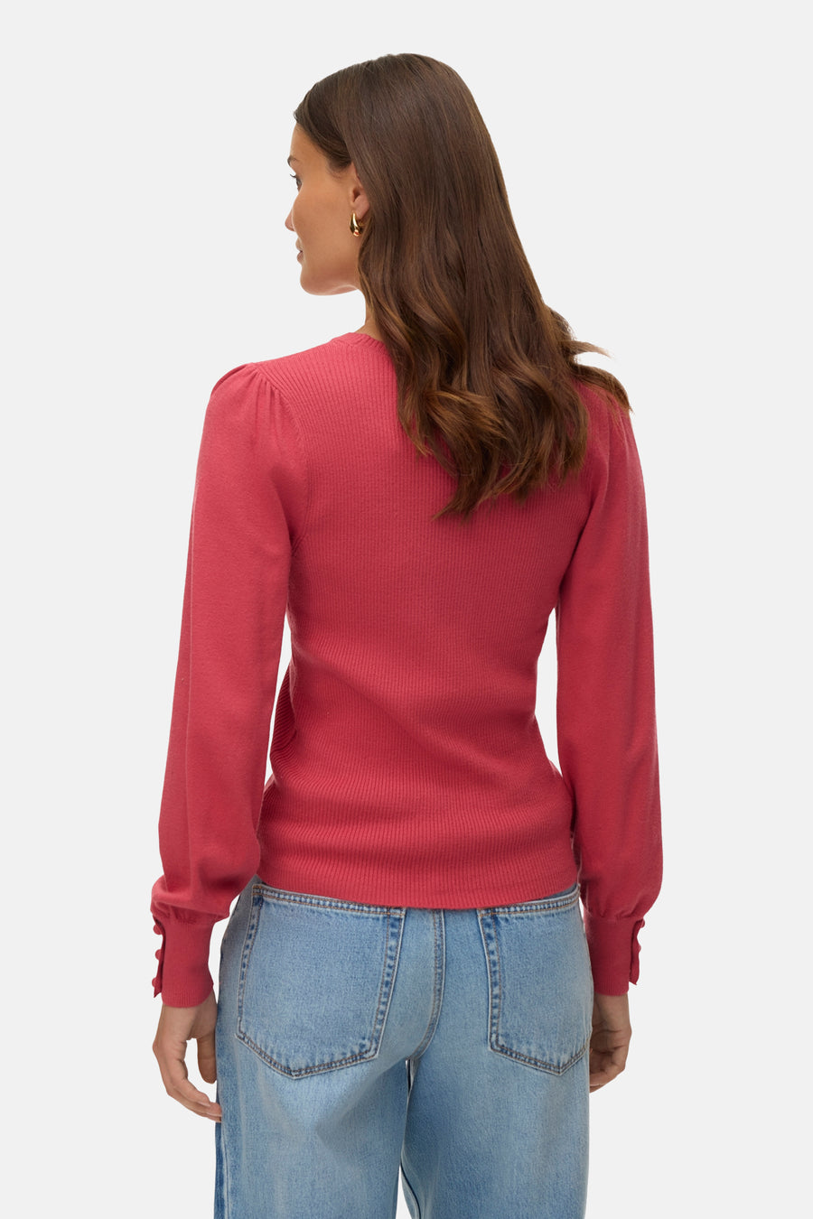 Pull à col rond rose, de VERO MODA, avec des manches longues bouffantes et un jean taille haute bleu clair.