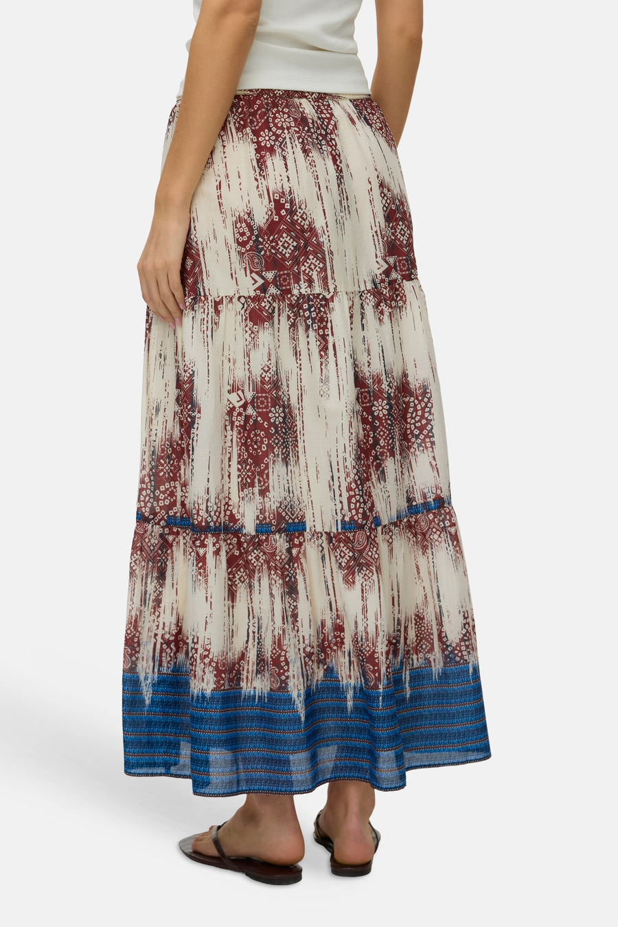 Jupe longue multicolore de VERO MODA à motif abstrait rouge, blanc et bleu, avec des volants, vue de dos.