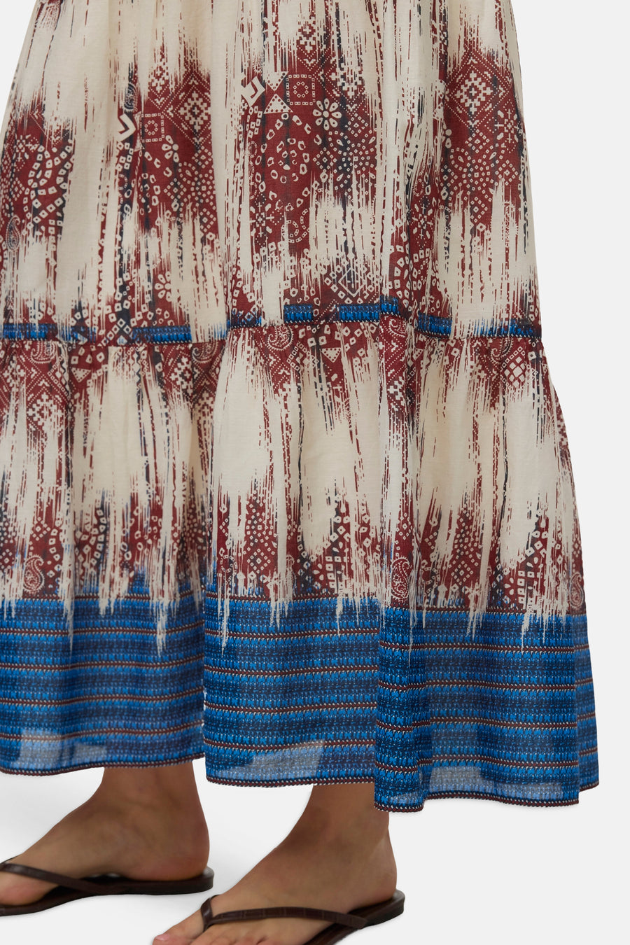 Jupe longue multicolore de VERO MODA avec un imprimé abstrait et géométrique bordeaux, bleu et écru, et un ourlet rayé.