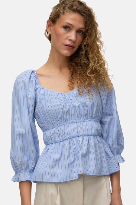 Blouse bleue de VERO MODA® à rayures fines, encolure carrée, manches 3/4 bouffantes et taille smockée.