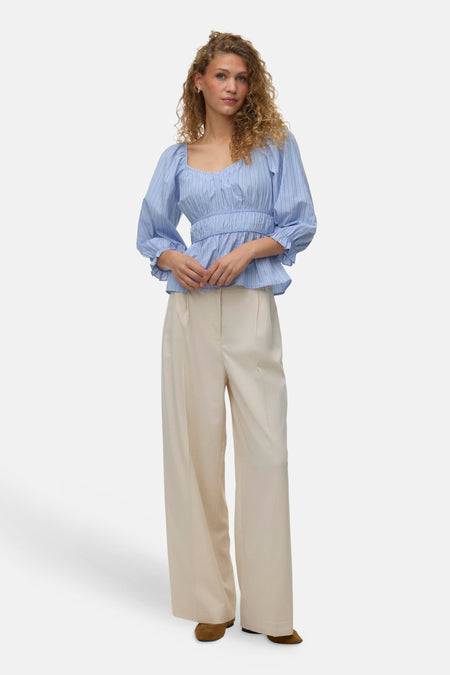 Blouse bleue de VERO MODA® à rayures fines, encolure carrée et taille smockée avec manches 3/4 bouffantes.
