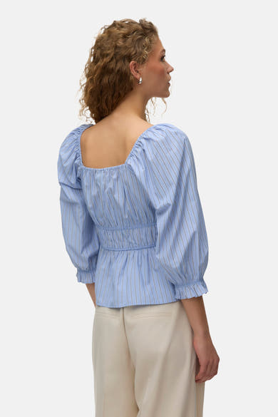 Blouse bleue à rayures de VERO MODA® vue de dos, avec encolure carrée et manches 3/4 bouffantes.