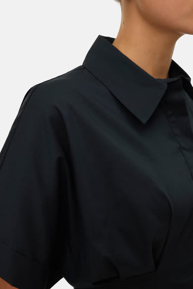 Blouse noire à manches courtes de VERO MODA avec col pointu et coupe ample.